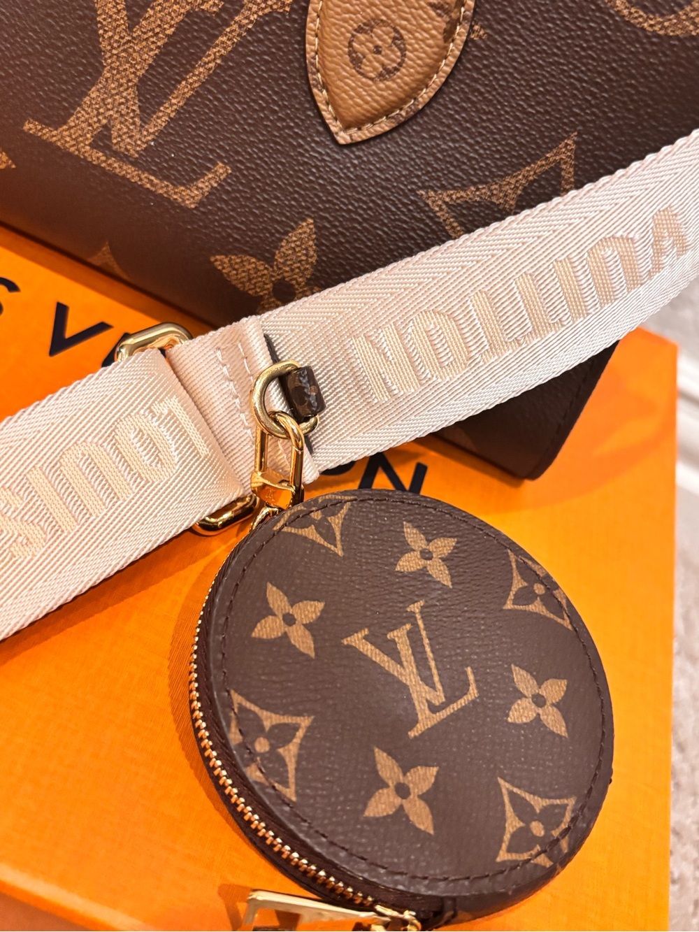 Louis Vuitton On the Go EW in Giant Reverse Monogram - Picture 3 of 15